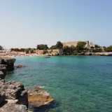 Superata una villa d�epoca, la strada conduce finalmente sulla costa, l� dove si apre la grande baia di Santo Stefano...